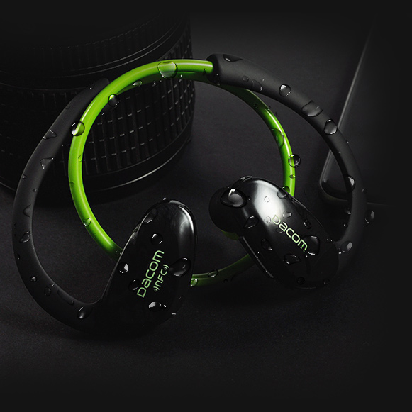 Bezdrôtová Bluetooth slúchadlá za uši Dacom Athlete sú potu a dažďu odolná.