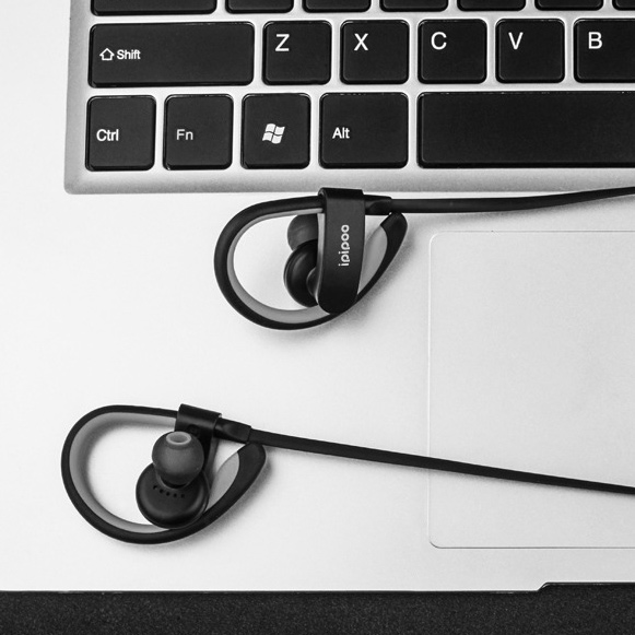 Bezdrôtová Bluetooth 4.2 slúchadlá s klipom za uši a kompatibilný s iOS, iPhone, Android, Windows.