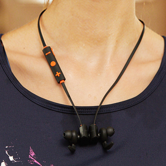 Bezdrôtové slúchadlá do uší Plextone BX338 s magnetickým spojením okolo krku.